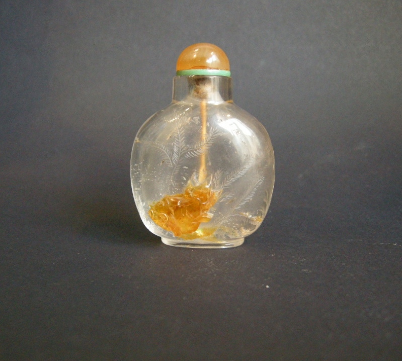 Superbe rock Crystal snuff bottle sculpted in the yellow vein  with fish and engraved  aquatic plants and other side with pavillon
Rustic Crystal master   1750/1820
